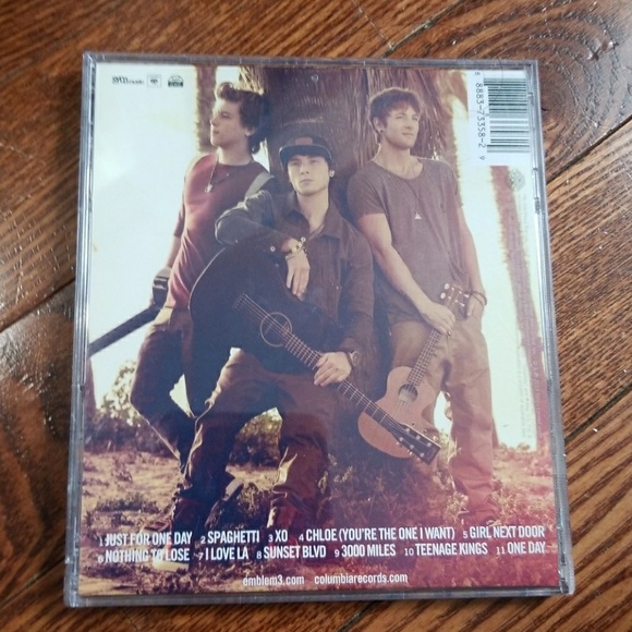 Autographed EMBLEM3 Album - Picture 2 of 2